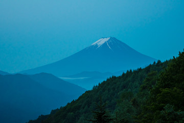 Fototapeta premium 柳沢峠から富士山を望む