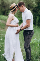 Obraz premium The husband embarcing wife's stomach
