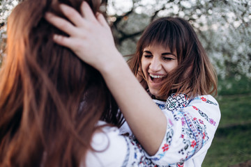 Obraz premium The lovely sisters looking at each other