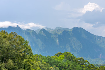 Obraz premium Doi Luang Chiang Dao patrzeje od Doi Mae Ta mężczyzna, Chiang Mai, Tajlandia