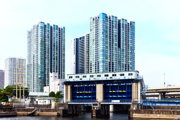Naklejka premium (東京都ｰ都市風景)天王洲から見えるマンション群と水門