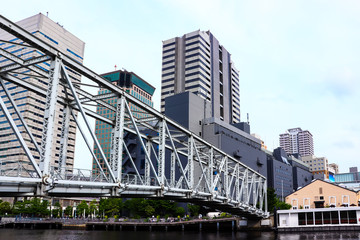 (東京都ｰ都市風景)天王洲の川沿いにかかる鉄橋１
