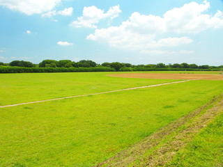 グラウンドのある河川敷風景