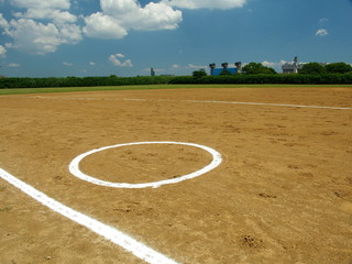 グラウンドのある河川敷風景