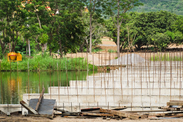 Construction using steel rod to reinforce concrete.