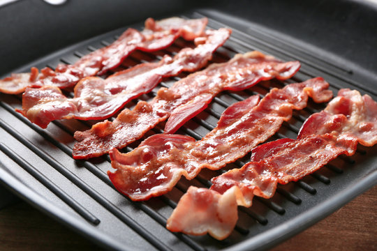 Grill pan with tasty bacon, closeup