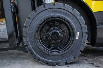 Obraz na płótnie Canvas The front wheels of the forklift