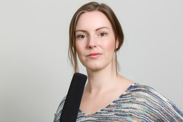 Obraz premium Frau mit einem Mikrofon