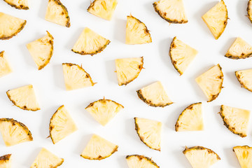 Naklejka premium Pineapples pattern on white background. Summer concept. Flat lay, top view