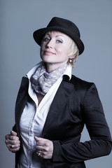Fototapeta premium portrait of a scandalous woman in a black hat