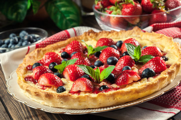 Tart with curd cheese, strawberries and blueberries