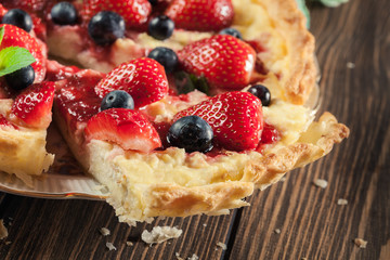 Tart with curd cheese, strawberries and blueberries