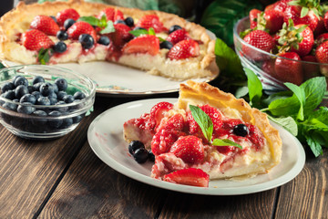 Tart with curd cheese, strawberries and blueberries