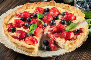 Tart with curd cheese, strawberries and blueberries