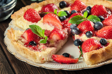 Tart with curd cheese, strawberries and blueberries