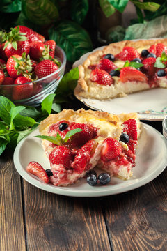 Tart with curd cheese, strawberries and blueberries