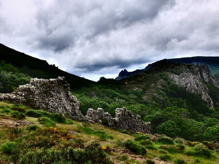 Fototapeta na wymiar Paysage de montagne écossaise sur fond d'orage et de nuage gris