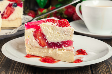 Cheesecake with strawberries, blueberry and jelly