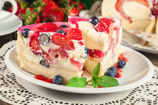 Cheesecake with strawberries, blueberry and jelly