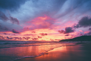 Mooie zonsondergang op oceaanstrand. Sky weerspiegelt op water.