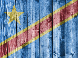 Fahne der Demokratischen Republik Kongo auf verwittertem Holz