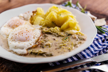 vegetarian meal lettuce sauce with potatoes and fried egg 