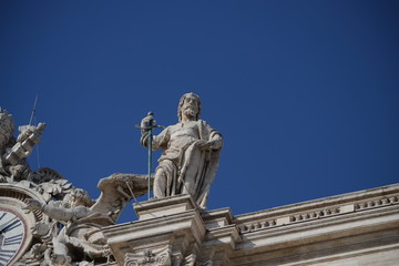 Fototapeta na wymiar Statua di san Paolo apostolo sul colonnato di san Pietro
