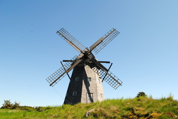 Fototapeta na wymiar alte Windmühle in Schweden