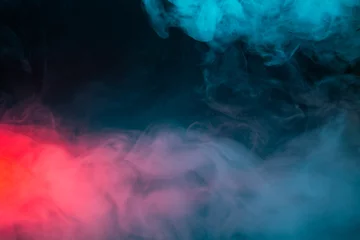 Abwaschbare Fototapete Rauch Bunter Rauch auf einer schwarzen Hintergrundnahaufnahme