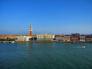 Place St-Marc de Venise, vue de puis le canal