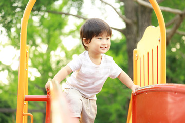 遊ぶ男の子