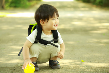 遊ぶ男の子