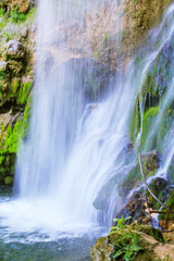 Obraz premium wodospad w sezonie wiosennym