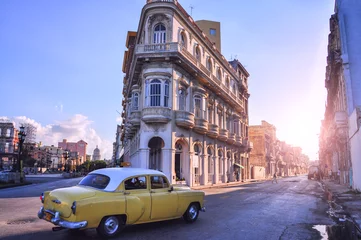 Tuinposter Straat met oude gebouwen en een retro auto. Havanna. Cuba. © Ann Stryzhekin