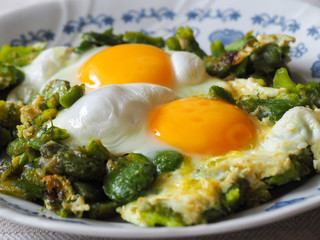 Frying broad beans with eggs