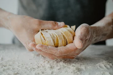 Küchenchef, der traditionelle italienische hausgemachte Pasta herstellt © nerudol