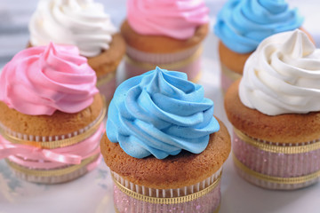 Obraz na płótnie Canvas Tasty cupcakes on plate, closeup. Mother's Day celebration