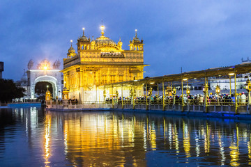 Obraz premium Harimandir Sahib at the Golden temple complex, Amritsar - India