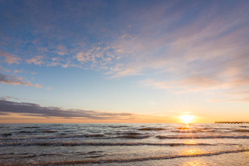 Obraz premium Cloudy sky above the sea at sunset