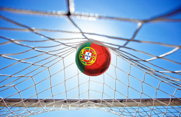 Fussball mit portugiesischer Flagge