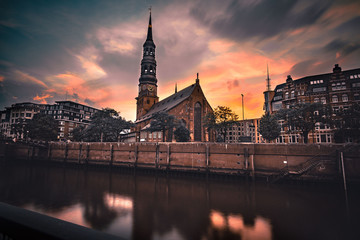 Hamburg Sonnenuntergang mit schöner Kirche