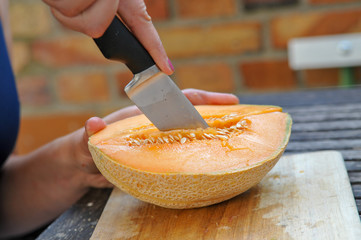 melone beim schneiden mit messer