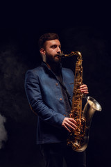 Naklejka premium Jazz band performs at the club