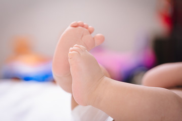 Obraz na płótnie Canvas the baby's legs