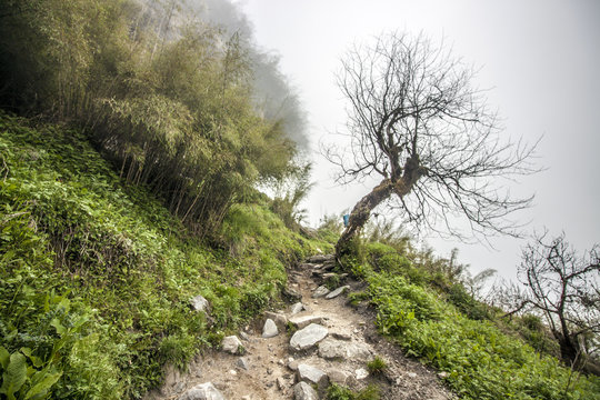 Tiefe Wolken im Himalaya Annapurna Trekking Pfad