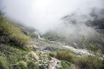 Tiefe Wolken im Himalaya