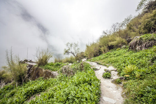 Tiefe Wolken im Himalaya Annapurna Trekking Pfad