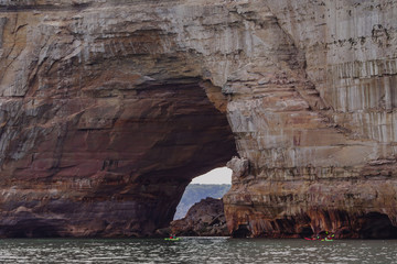 Afgebeeld rotsen nationaal park aan het Lake Superior, VS. Kleurrijke getextureerde rotsen achtergrond