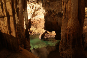 ruisseau dans la grotte de limousis dans l'aude en france