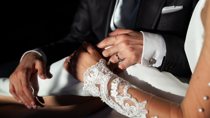 Dettaglio mani sposo con fede nuziale